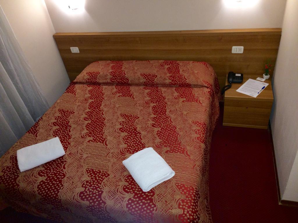 Royal Hotel Milan Room photo