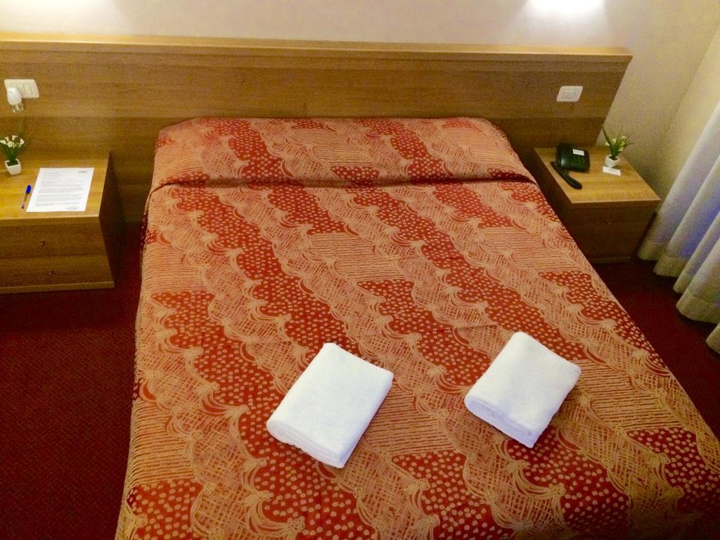 Royal Hotel Milan Room photo
