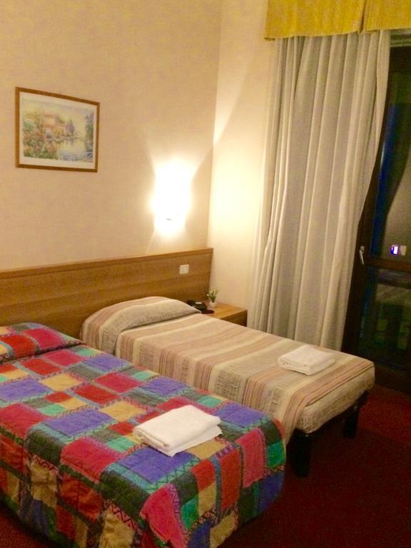 Royal Hotel Milan Room photo