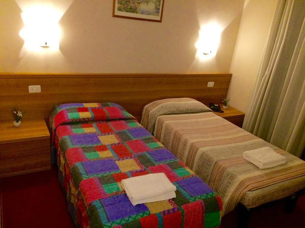 Royal Hotel Milan Room photo